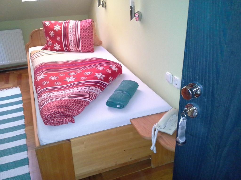 Korona Szallo Hotel Нагиканиша Екстериор снимка