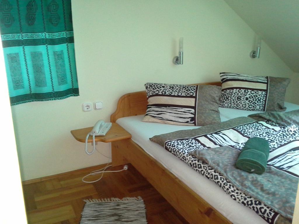 Korona Szallo Hotel Нагиканиша Екстериор снимка