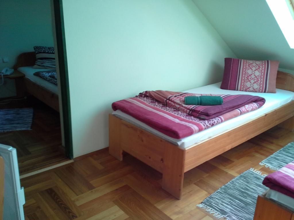 Korona Szallo Hotel Нагиканиша Екстериор снимка