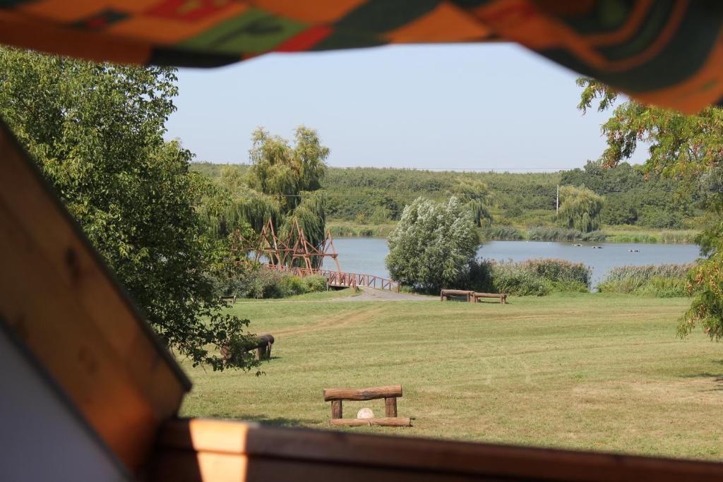 Korona Szallo Hotel Нагиканиша Екстериор снимка
