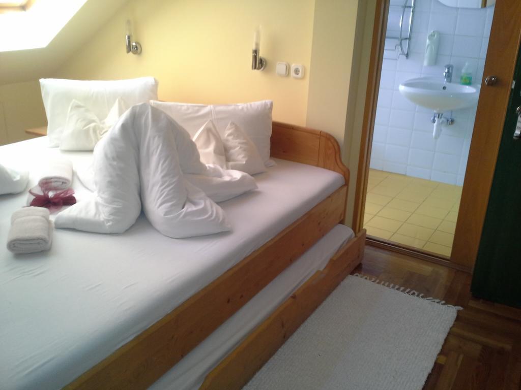 Korona Szallo Hotel Нагиканиша Екстериор снимка